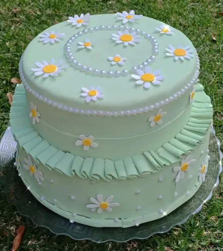 Bolo fake verde com margaridas