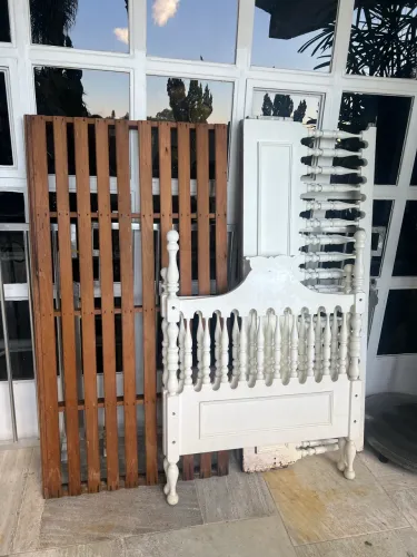 Berço vintage em madeira torneado