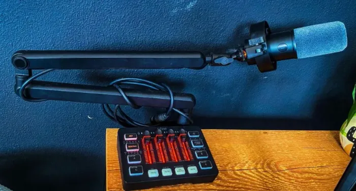 Kit Microfone Fifine K688 + Mesa de Áudio + Braço Articulado