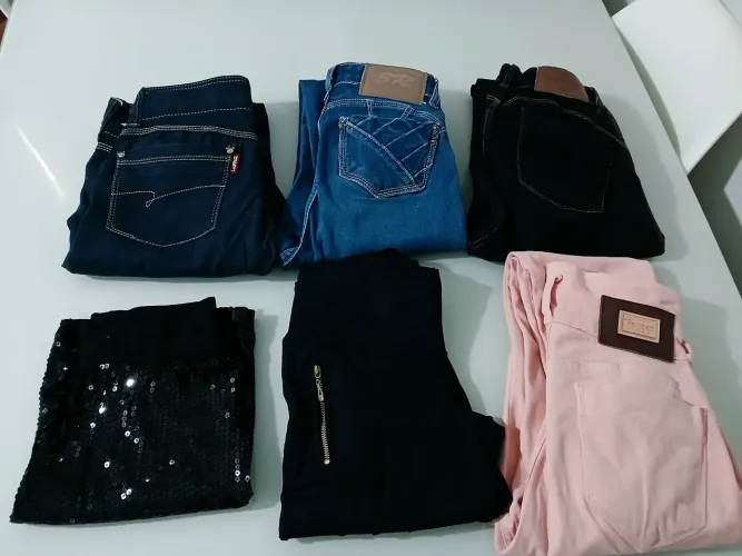 Vendo esse lote de calças jheans Femenina veste num 36 em boas condições