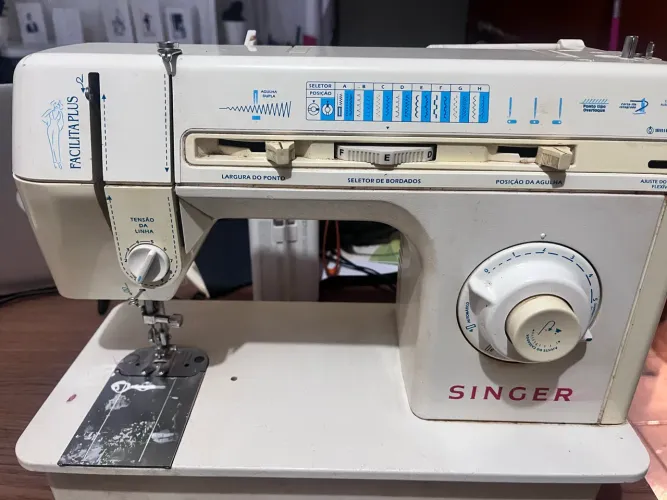 Máquina de costura singer