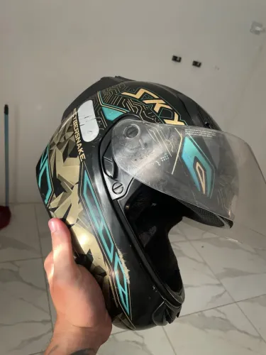 Capacete seminovo