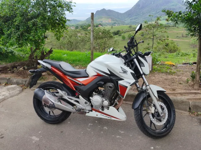 Vendo Twister 2016/17, moto toda original, abs pneus novos .. alarme chave reserva manual