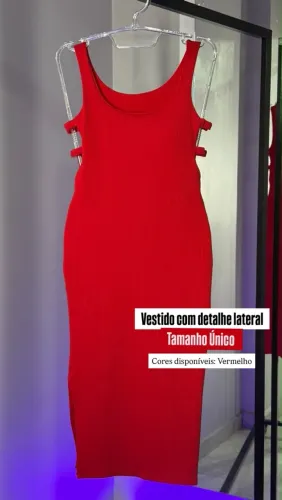 Vestido com detalhe lateral 