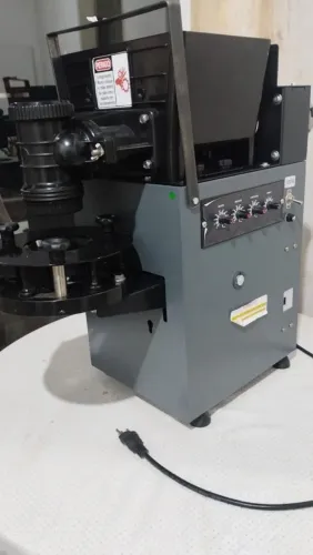 Máquina modeladora de salgados 