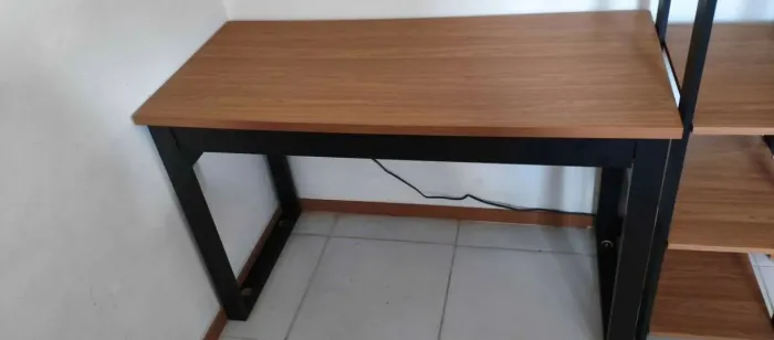 Mesa de escritório e estante