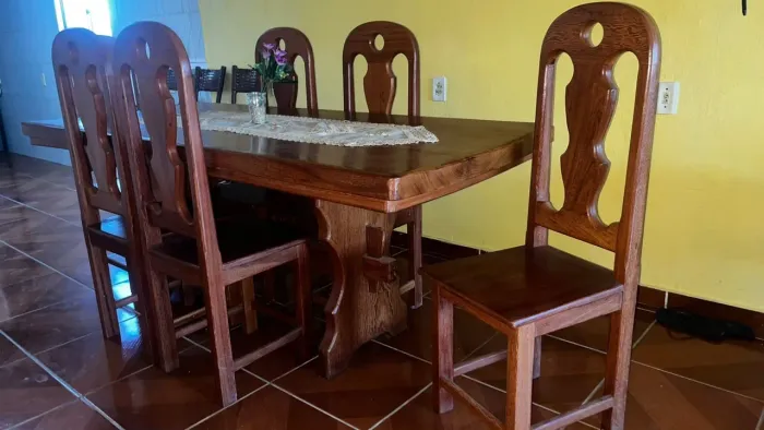 Mesa de madeira com 6 Cadeiras