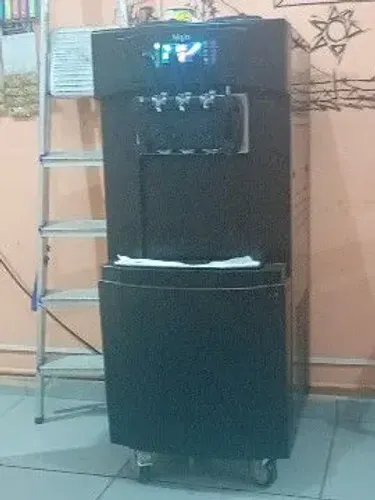 Máquina de sorvete marca Elgin seminova, alguns meses de uso não tem nem 1 ano.