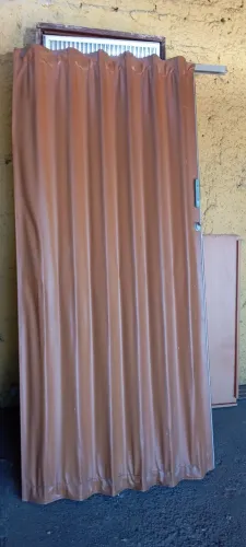 Porta basculante em couro