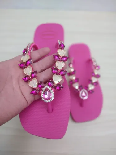Chinelo Customizado Premium - Rosa com Pedrarias e Corações - Michelix