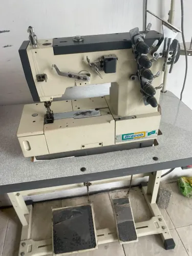 Vende-se uma máquina galoneira 
