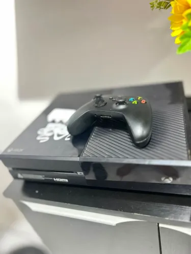 Xbox one 500gb, com controle de xbox séries s com bateria