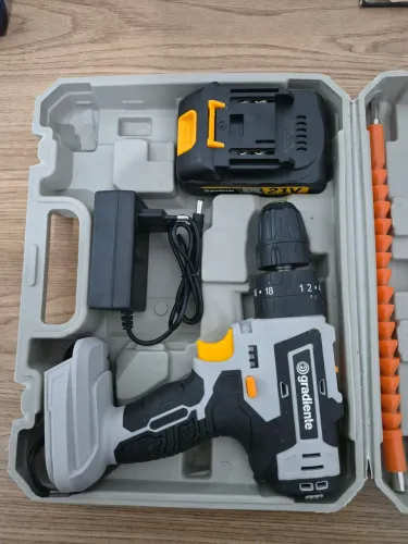 Furadeira a Bateria 21v gradiente semi nova muito potente