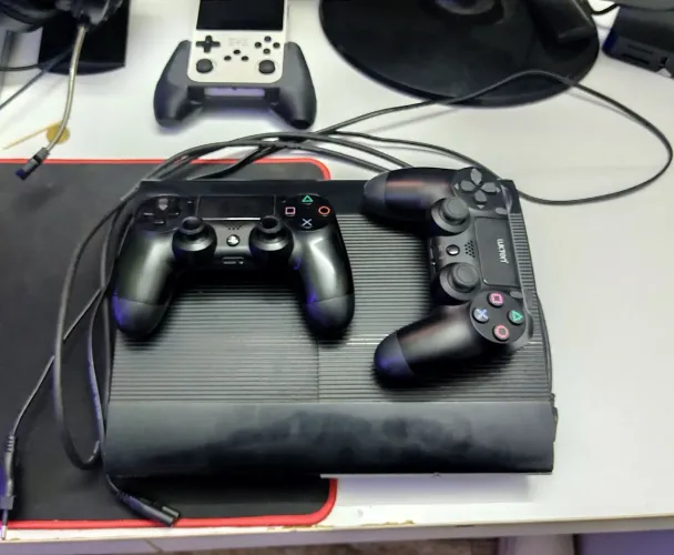Ps3 super slim desbloqueado + 2 controles de ps4 