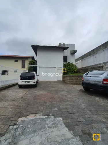 Casa à venda na Carvoeira - Ampla, versátil e com grande potencial de investimento