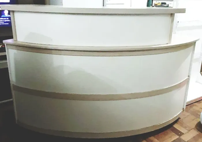 Balcão para recepção, comércio ou clínica.