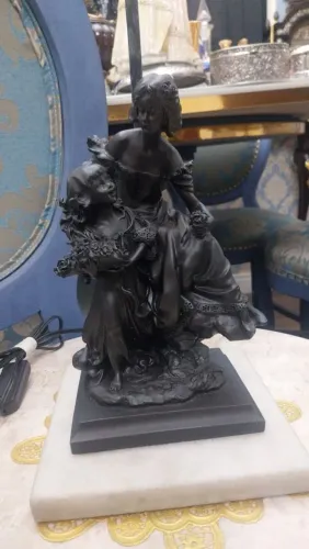 Luminaria antiga em petti bronze com basecem marmore branco 56cm representando a dama .