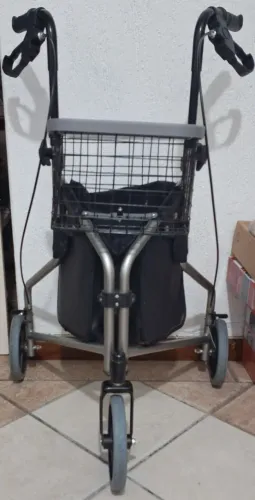 Andador Triciclo em ótimo estado com cesta removível bolsa multiuso