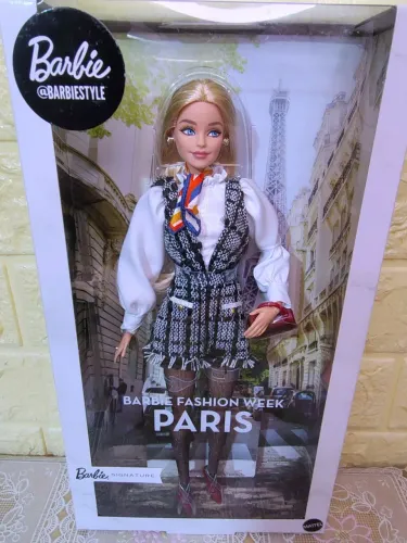 Boneca Barbie Signature Style Paris Millie lacrada