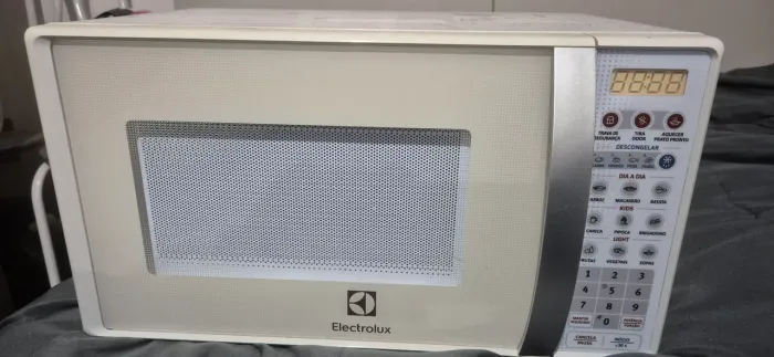 Microondas Electrolux mto30 20L br 110v usado R$180, ótimo estado.