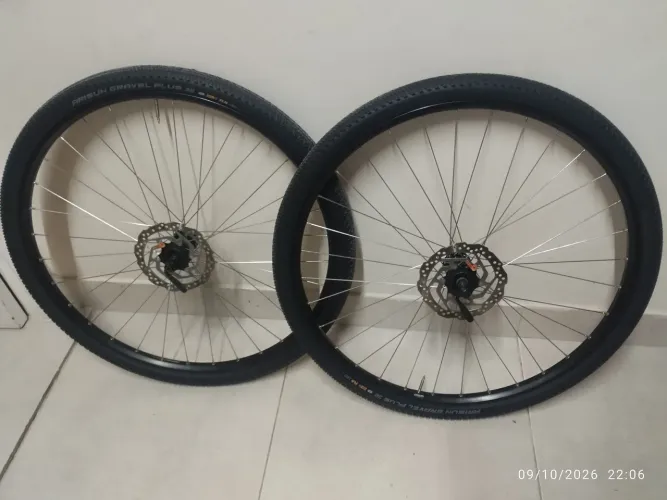 Par rodas aro 29 com pneus 700/38 gravel