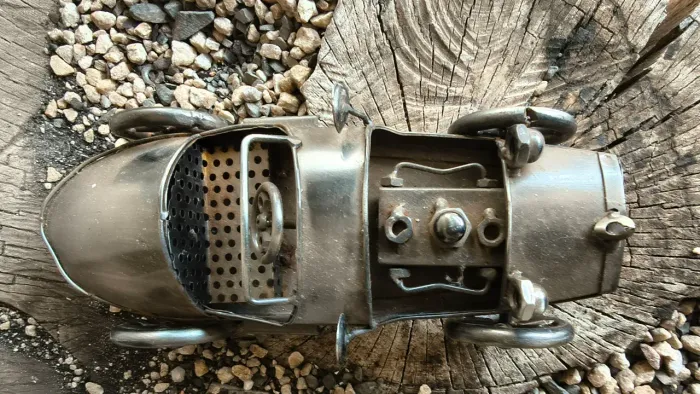 Carro de corrida em miniatura feito em metal 