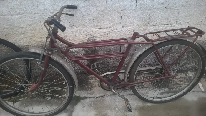 Bicicleta barra forte ( sem banco e pneu traseiro furado)