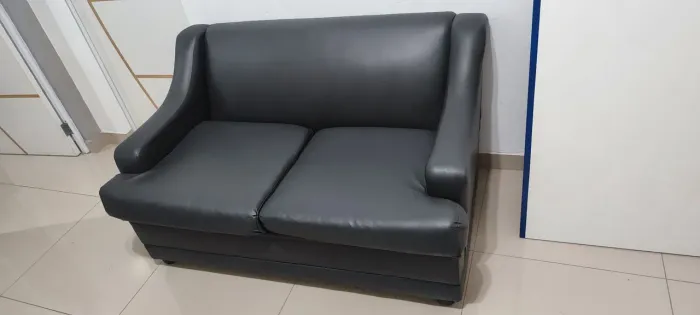 Sofá em couro lindo