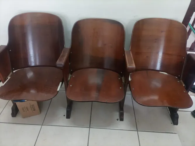 VENDO LOTE DE 140 CADEIRAS ANTIGAS DE CINEMA CIMO - MADEIRA MACIÇA