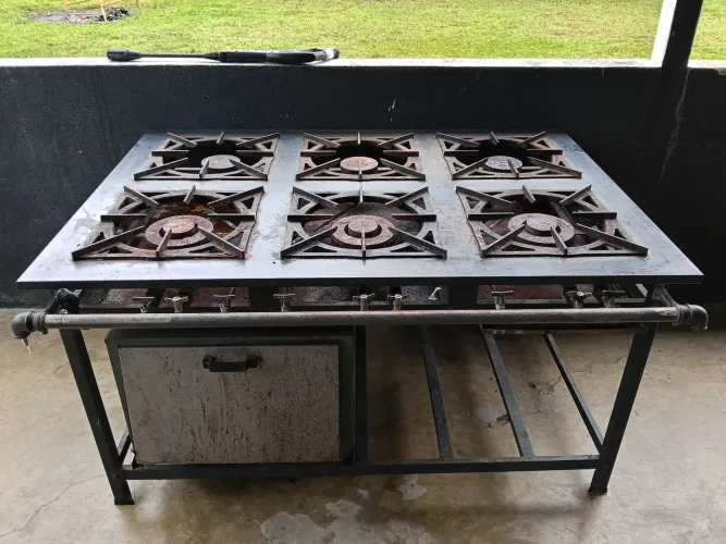 Fogão industrial de 6 bocas