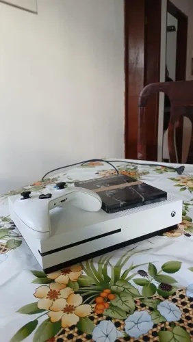 Xbox one com controle e 6 jogos
