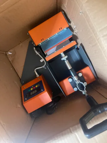 Máquina de estampar canecas