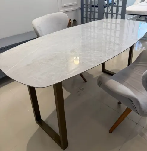 Mesa orgânica em pedra cinterizada