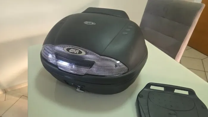 Baú Givi Simply E450 45L com encosto original e base