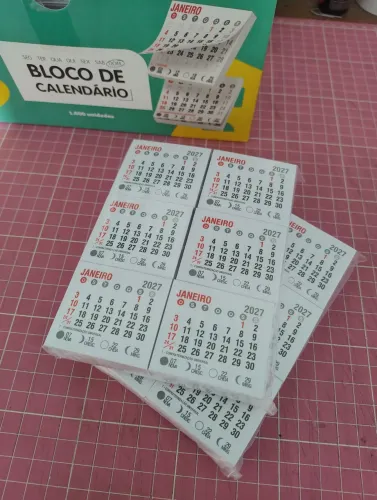 Kit 100 bloquinhos mini calendário 2027 imã de geladeira