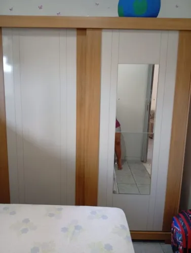 Guarda roupa com Espelho