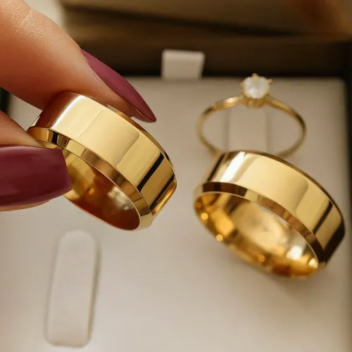 Par de Alianças Lisa Chanfrada 8mm + Solitária;Banho de Ouro 18k Namoro Casamento