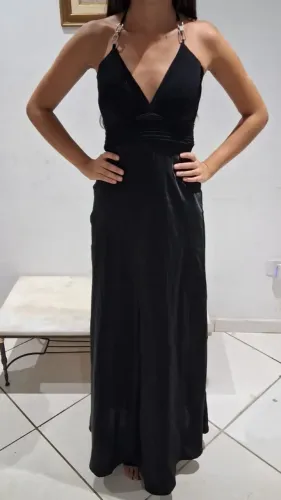 Vestido de Festa Longo Preto Acetinado com Detalhe em Metal