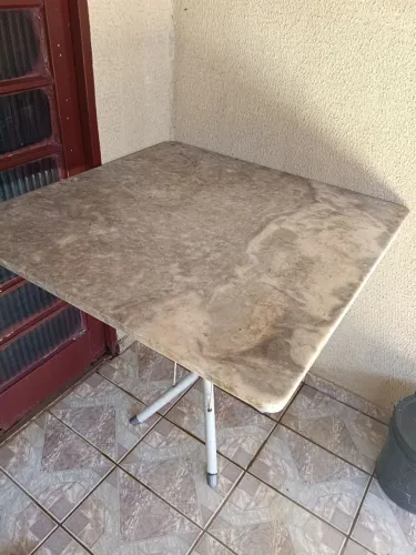 Mesa com pedra de mármore 