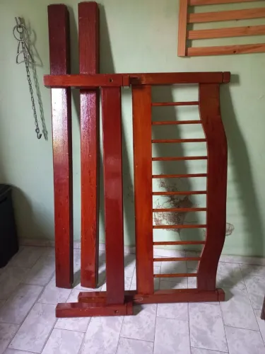 Cama de madeira Usada
