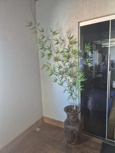 Vaso decorado con arranjo de flor de bambu artificial