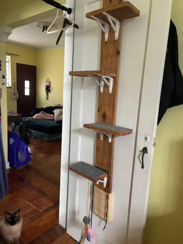 Torre de porta/arranhador para gato 