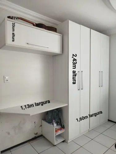 Guarda-roupas casal de 4 portas c/ escrivaninha e baú