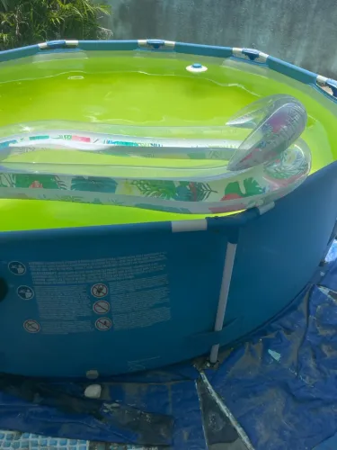Vende se piscina de plástico