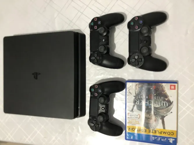 PS4 semi novo Slim 500GB + 3 controles + 1 jogo