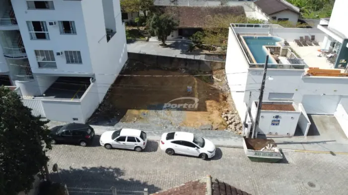 Terreno na Vila Nova, livre de enchentes, medindo 300 m², sendo 15,00 metros de Frente e 2
