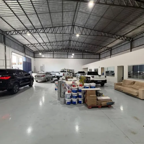 Galpão com 800m². Possui 6 salas, sendo uma sala de reunião. Projetada e mobiliada. em São