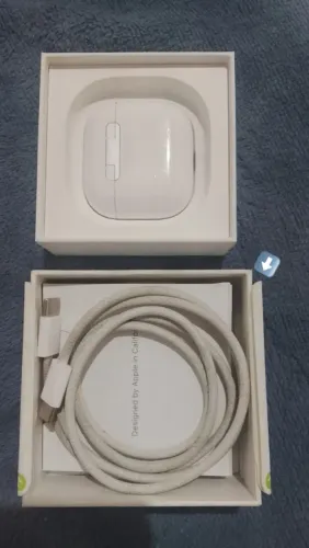 Fone de ouvido Air Pods semi novo.