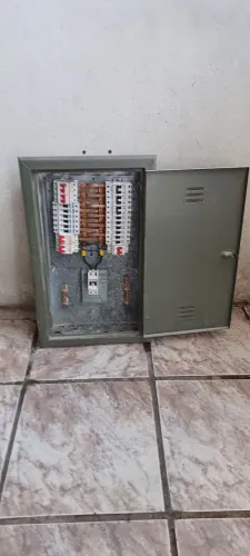 QUADRO DE DISTRIBUIÇÃO GABINETE DE AÇO /// R$750,00