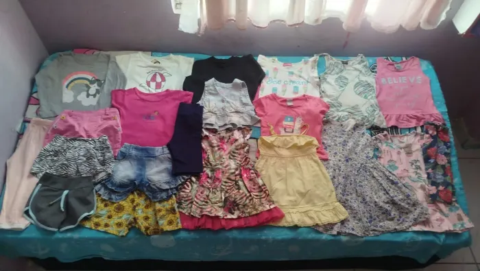 Lote de menina com 20 peças tamanho 2 anos 